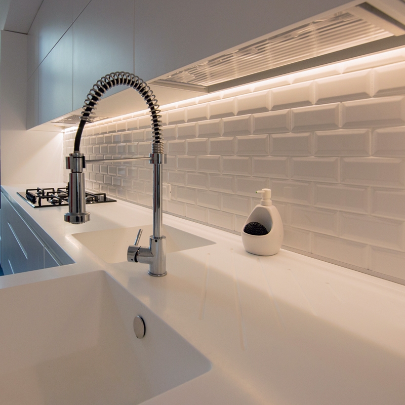 Total white kitchen in a modern classic setting