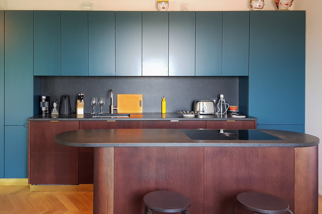 Modulor modern kitchen with dark tones front view