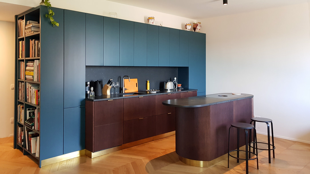 Modulor modern kitchen with dark tones_01