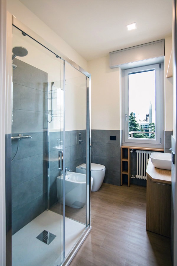 contemporary-bathroom-glass-door-shower