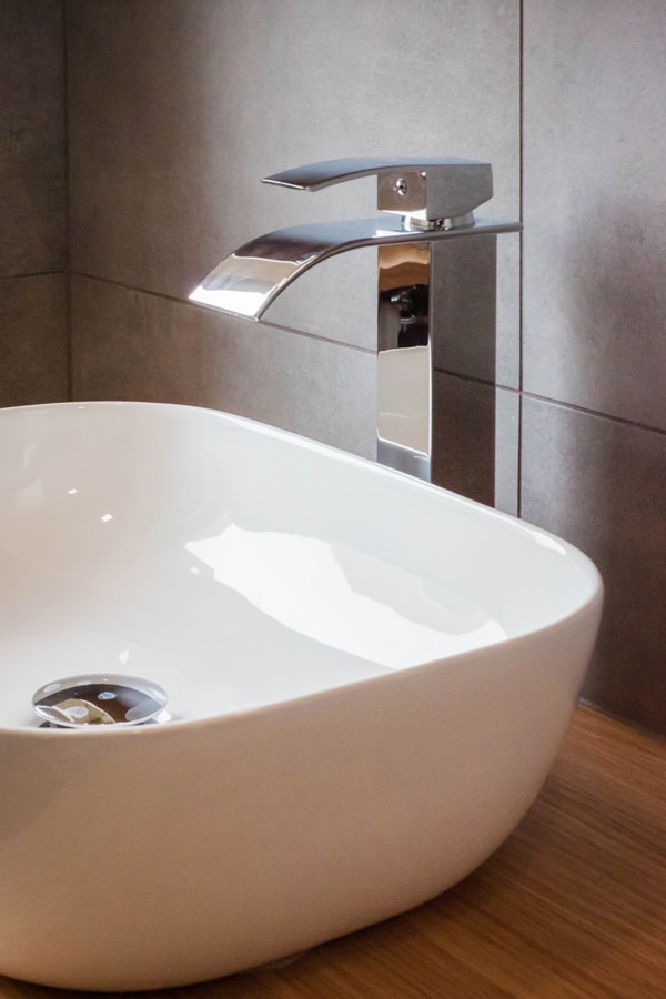 dettaglio-lavabo-bagno-in-appoggio-rubinetto-design