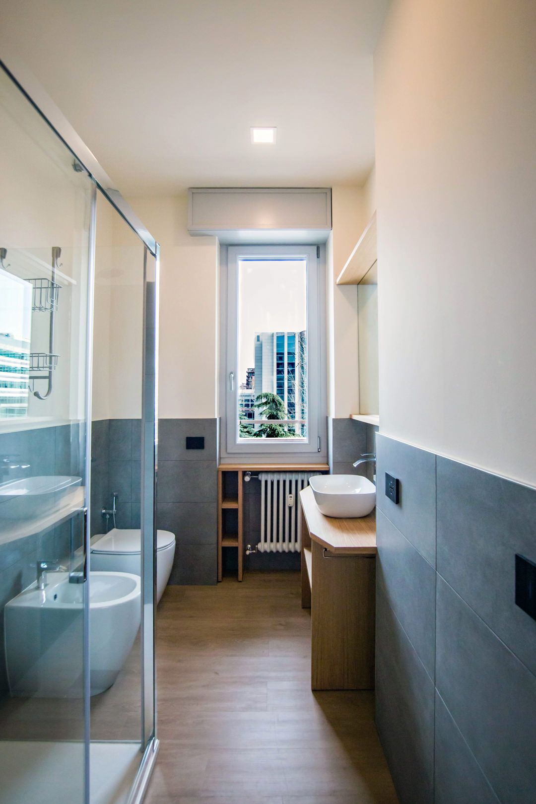 bagno-grigio-stile-contemporaneo-arredi-per-ottimizzare-spazi