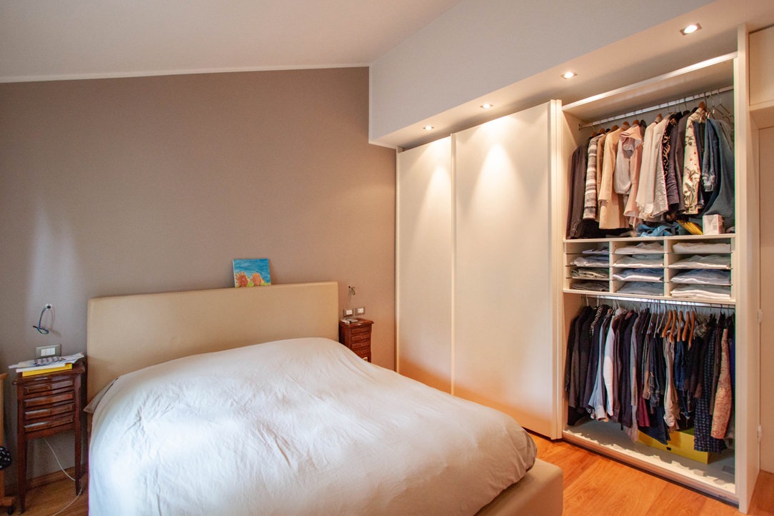 master-bedroom-wardrobe-open-tray-extractable
