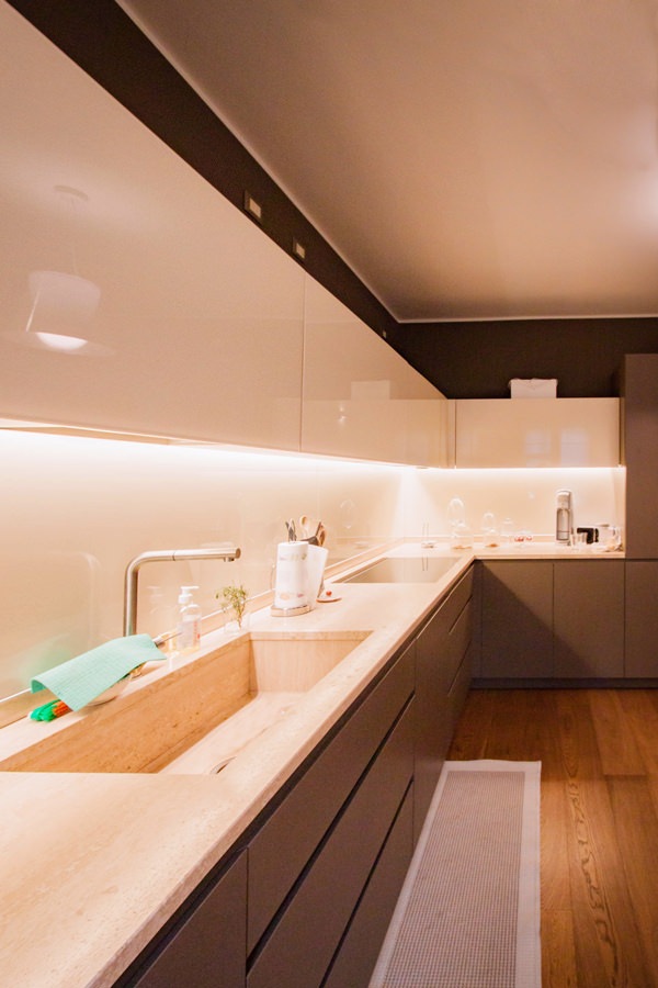 side-view-kitchen-undertop-sink-white-lacobel-cabinet