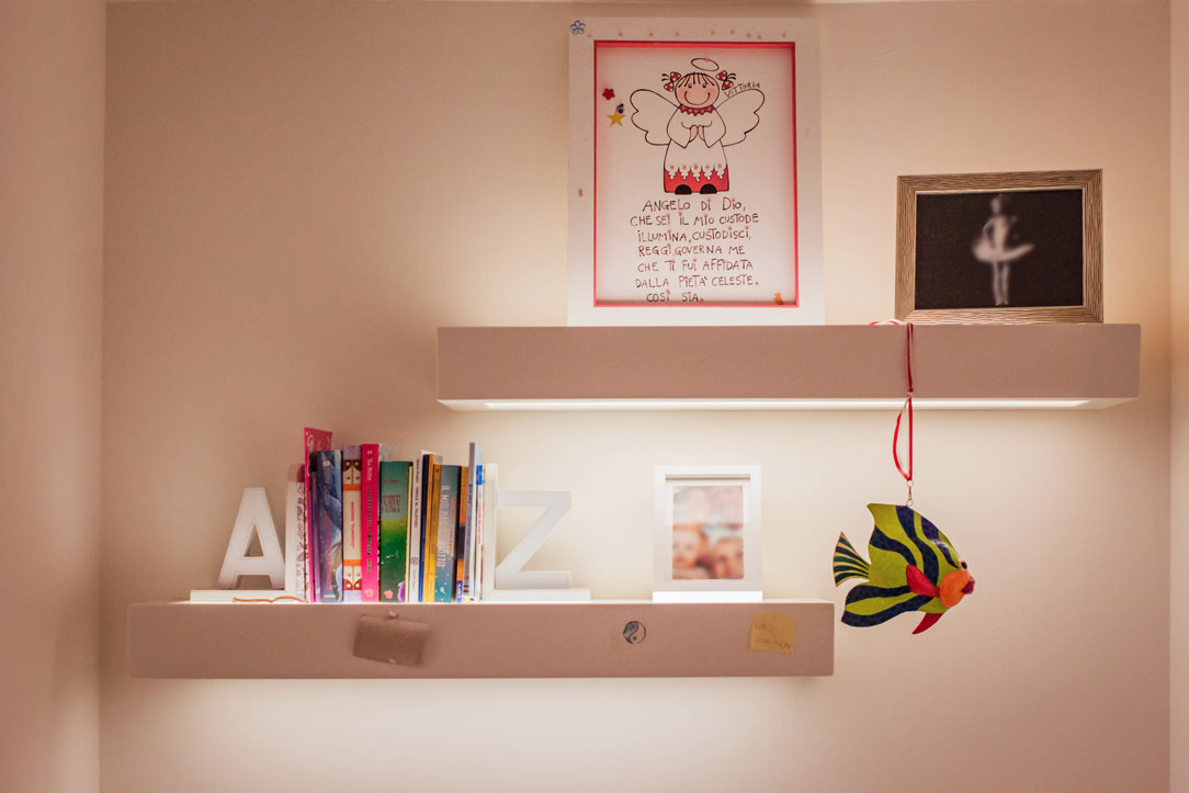 detail-shelves-integrated-lighting-bedroom