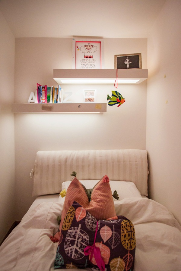 niche-bed-girl-illuminated-shelves