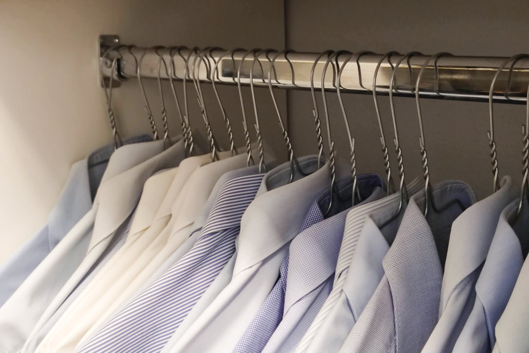 fixed-tubular-detail-hanger-shirts-walk-in closet