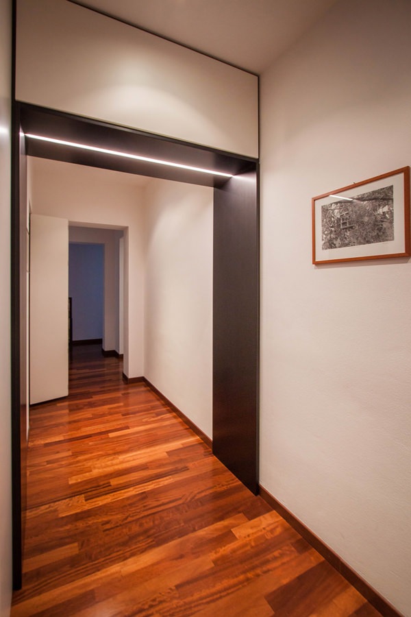portale-ferro-corridoio-illuminazione-integrata