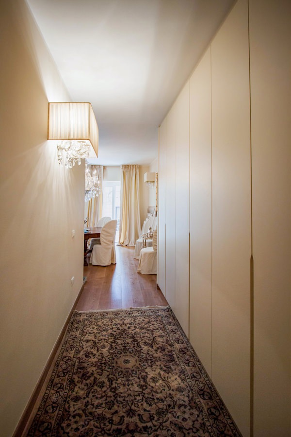 cream-colored entrance hallway furniture
