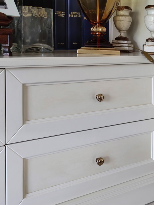 front molded drawers in classic style, tone-on-tone