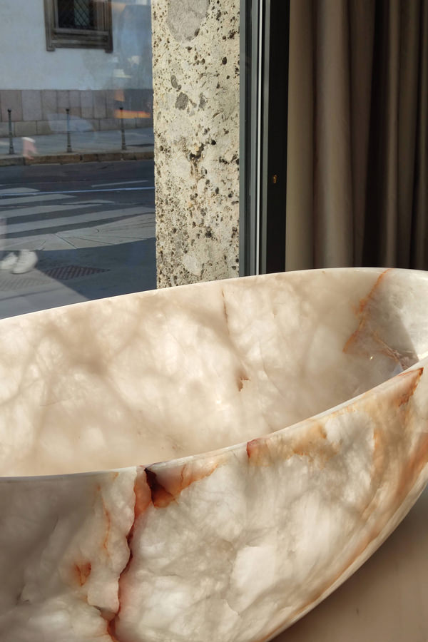 Onice bathtub Antolini Milan Design Week