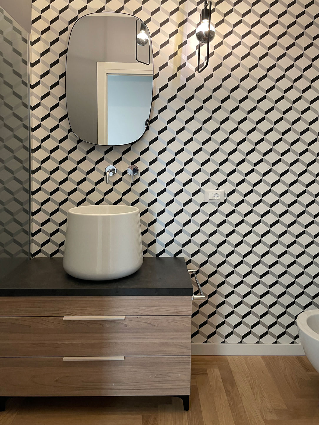 mobile bagno legno lavabo design appoggio carta parati pattern geometrico vintage