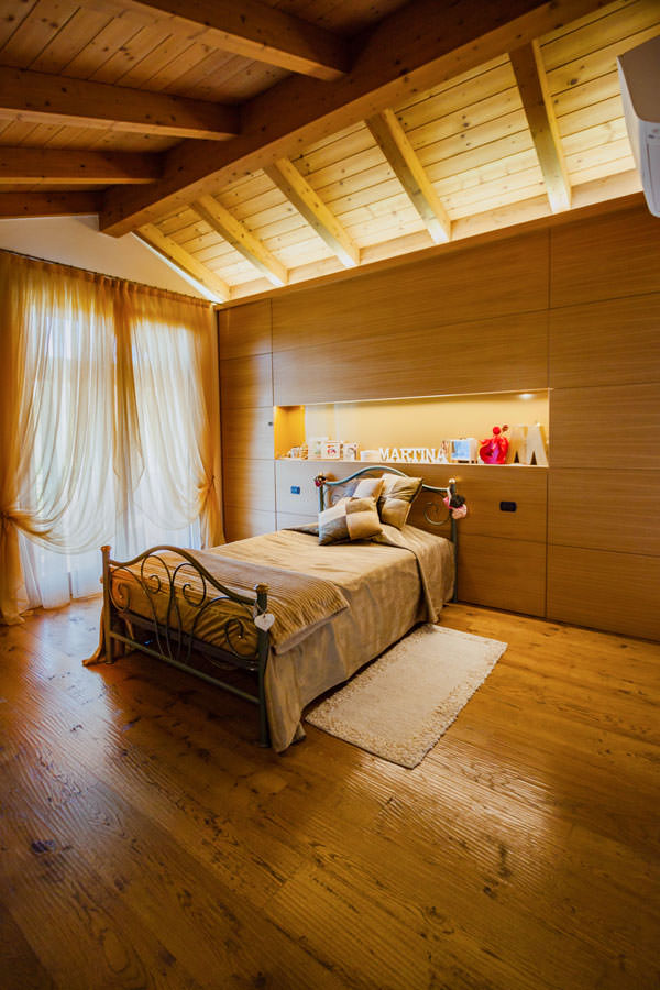 camera da letto in legno vista frontale retroletto attrezzato cabina armadio vista laterale destra