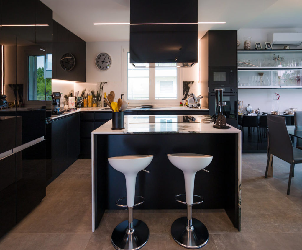 cucina nera marmo fronte