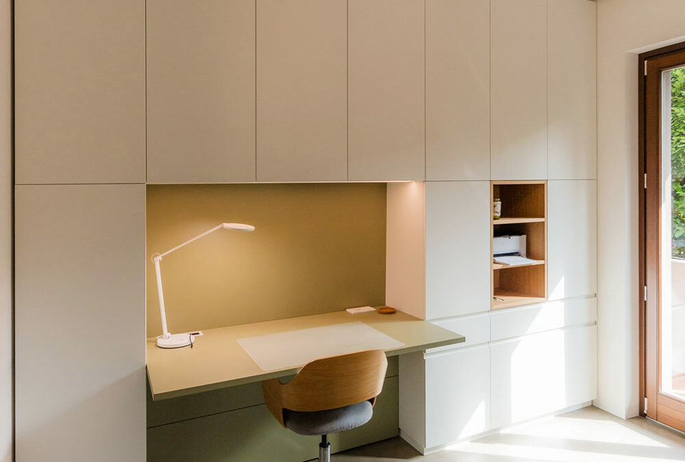 The Art of Smartworking in an Equipped Wall with Poetic and Functional Design