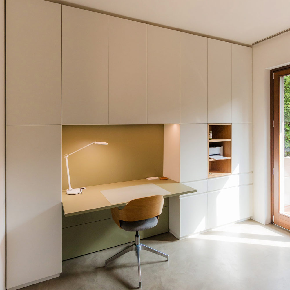 The Art of Smartworking in an Equipped Wall with Poetic and Functional Design